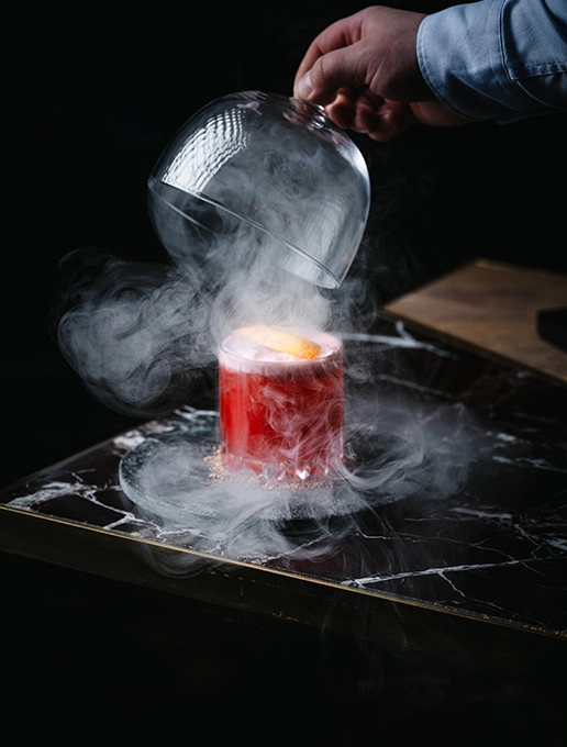 Smoky pink cocktail, served at the restaurant Dans le Noir ?