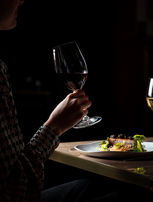 Tasting a food and wine pairing during a special Mother's Day dinner at the restaurant Dans le Noir ?